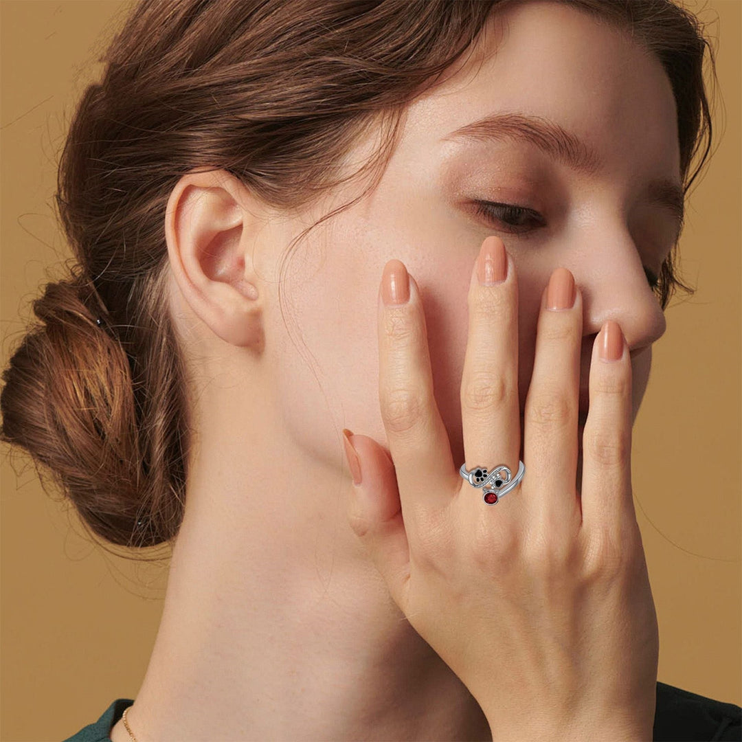 Nastavitelný prsten černá tlapka červený drahokam