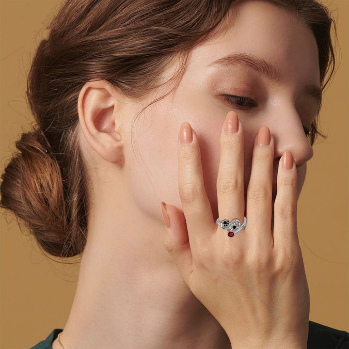 Nastavitelný prsten černá tlapka červený drahokam