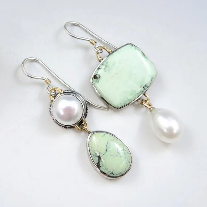Asymmetrische oorbellen van parel en groene lak