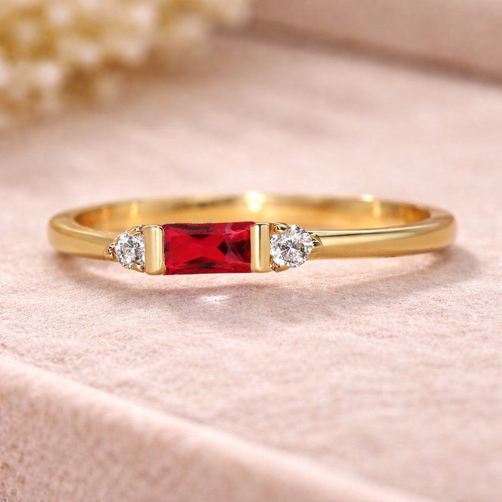 Zlatý prsten centrální červený kámen
