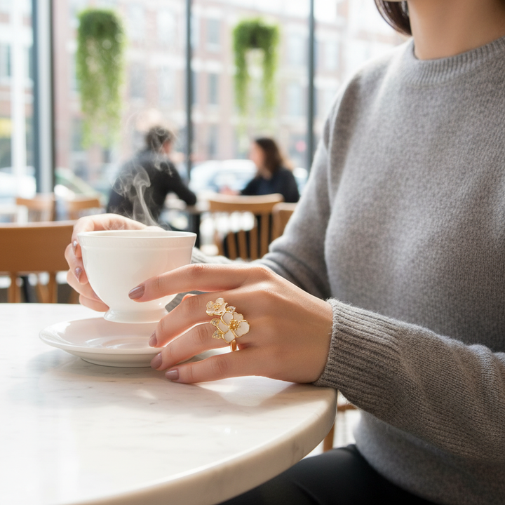 Zlatý prsten bílá květina