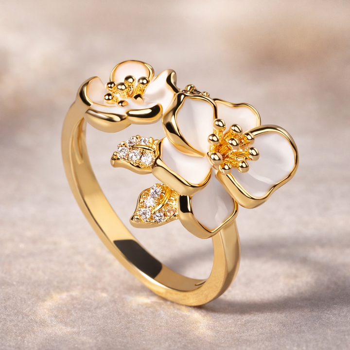 Zlatý prsten bílá květina