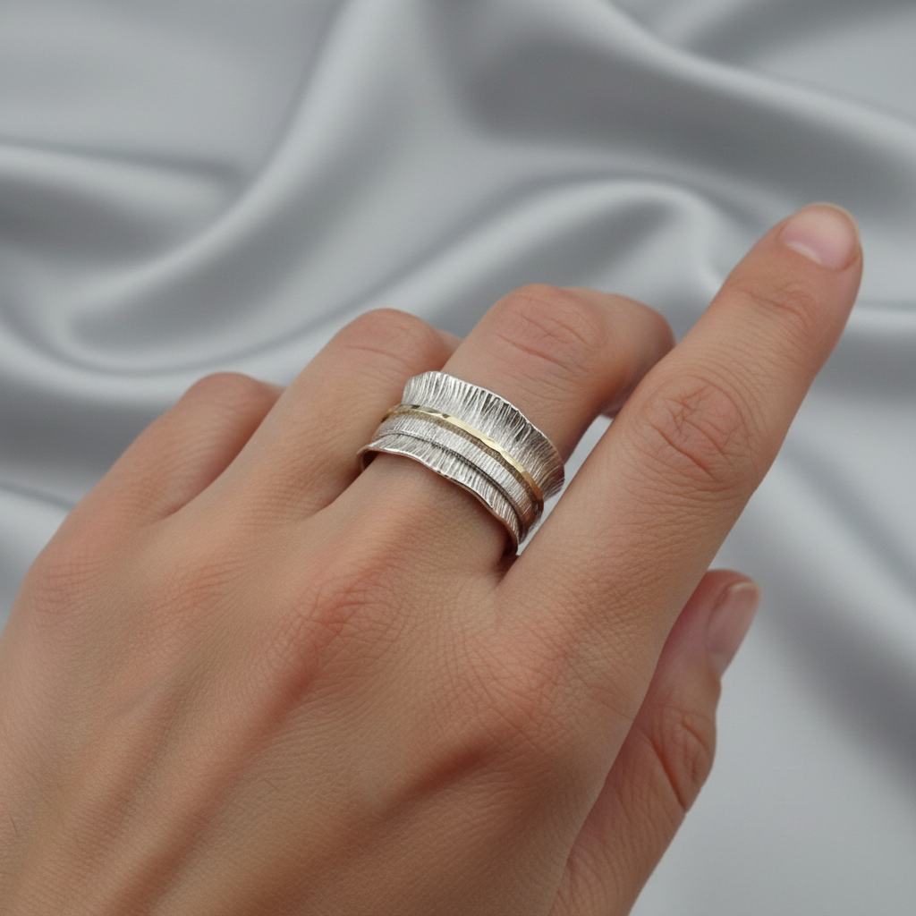 Stříbrný prsten ve tvaru sedmikrásky