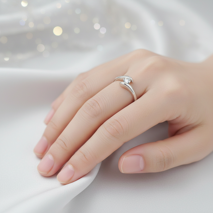 Stříbrný prsten diskrétní lesk