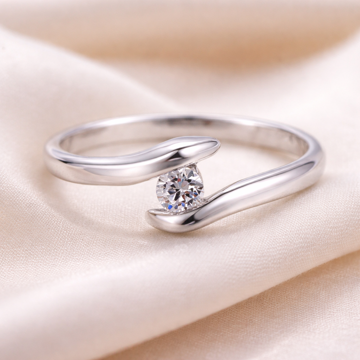 Stříbrný prsten diskrétní lesk