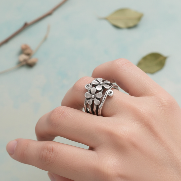Retro stříbrný prsten s květinami