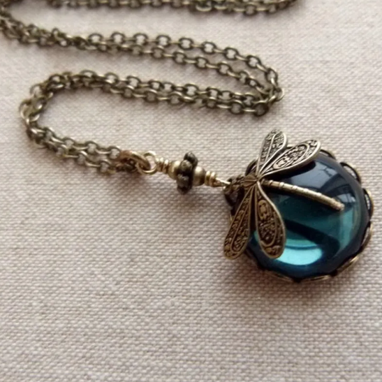 Retro náhrdelník vážka zelený krystal