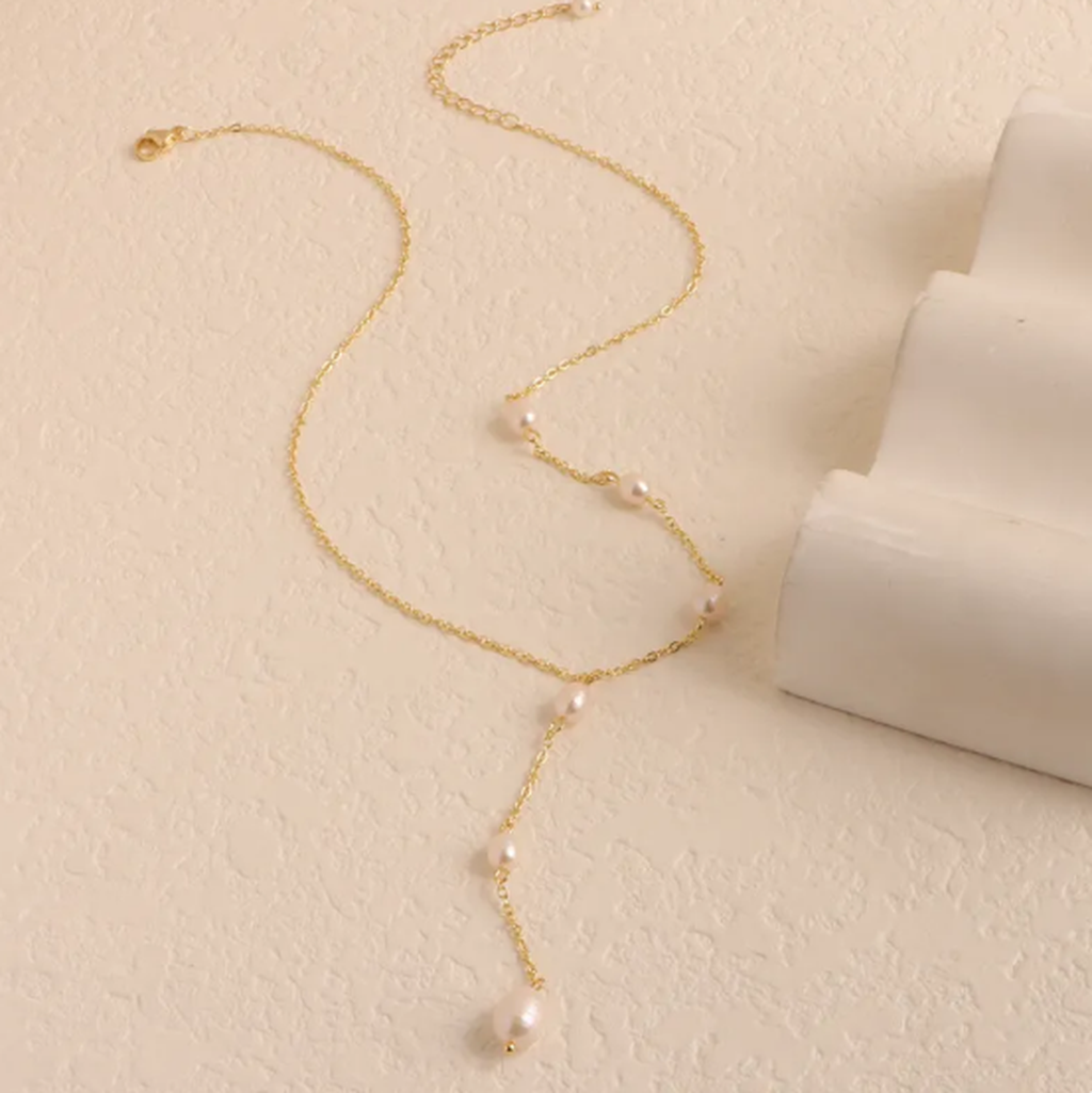 Stříbrný náhrdelník se svěžími perlami