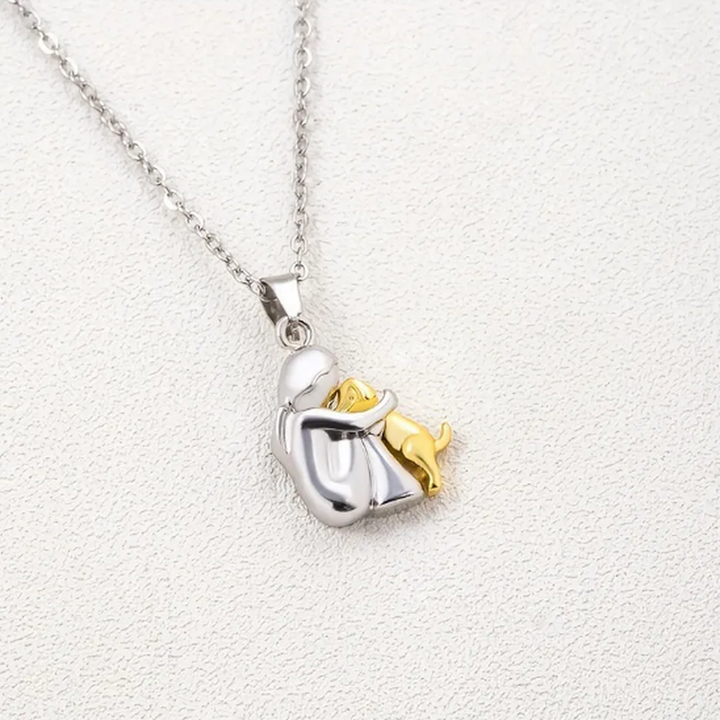 Náhrdelník dívka a pes v objetí