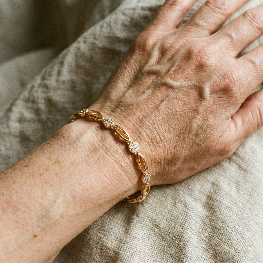 Elegantní zlatý náramek