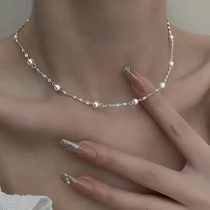 Elegantní náhrdelník s lesklými perlami