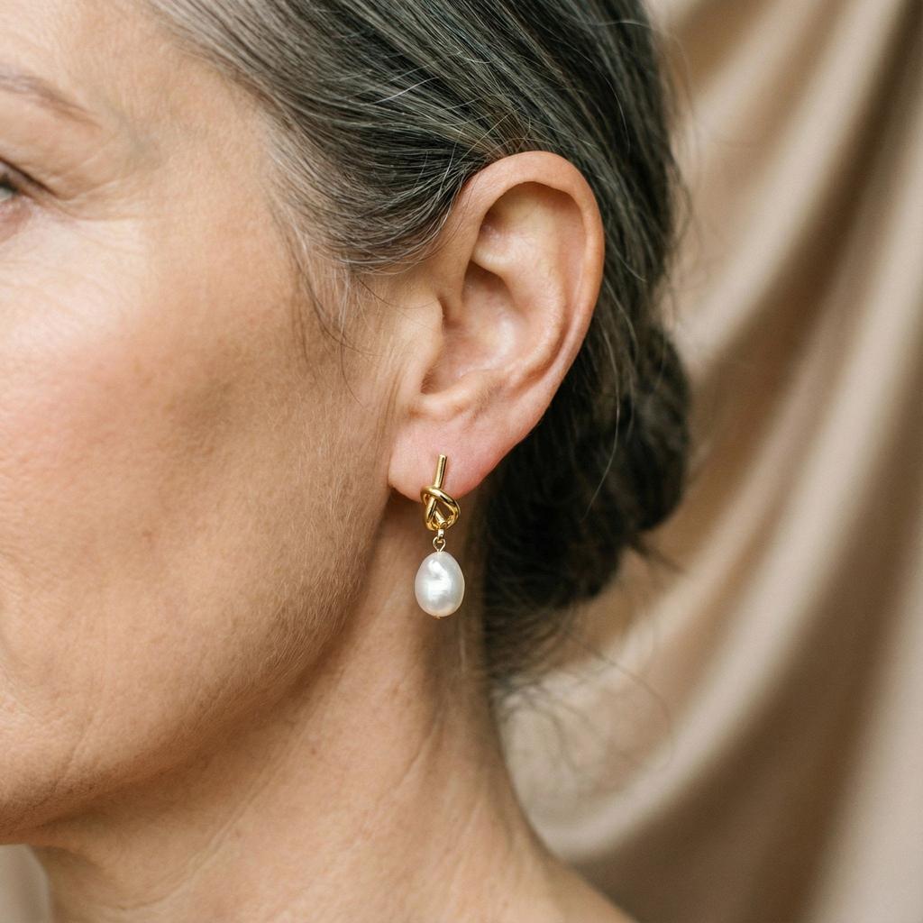 Zlaté visací náušnice s barokními sedmikráskami