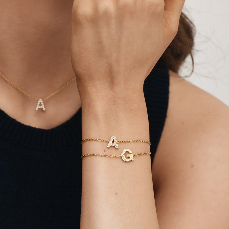 Třpytivý náramek s iniciálou – fotografie 5
