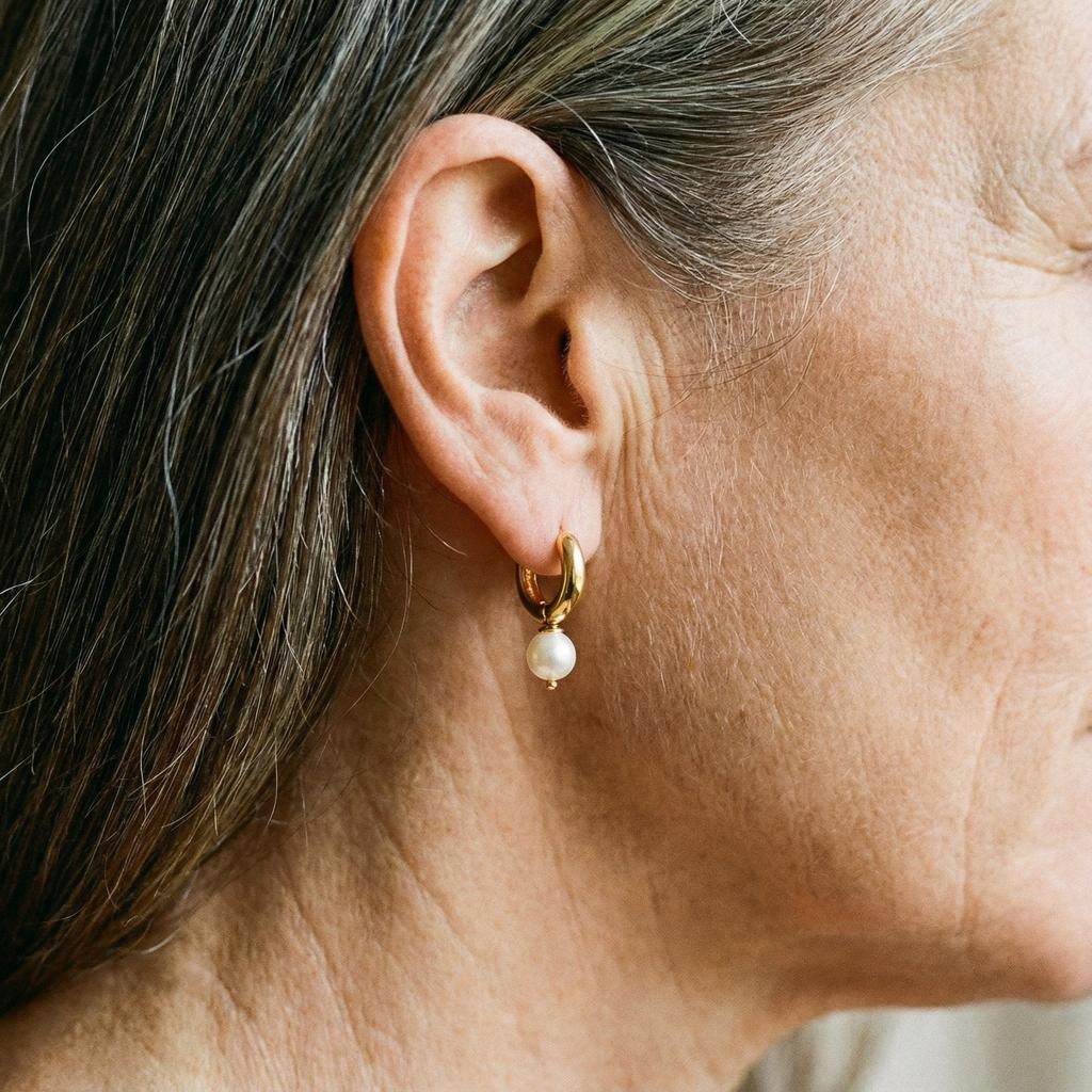 Malé zlaté náušnice nalepená perla