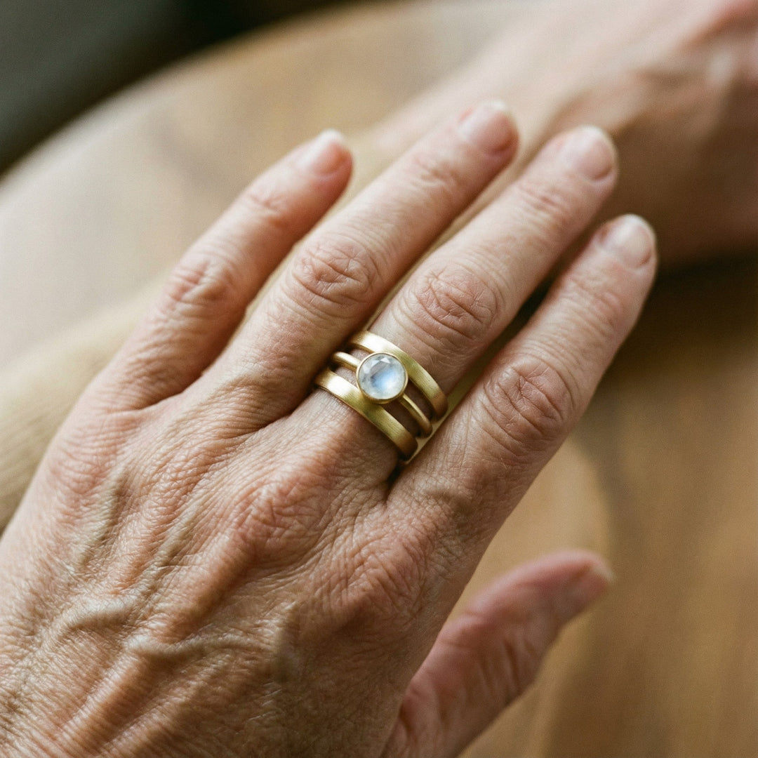 Zlatý vrstvený prsten s měsíčním kamenem