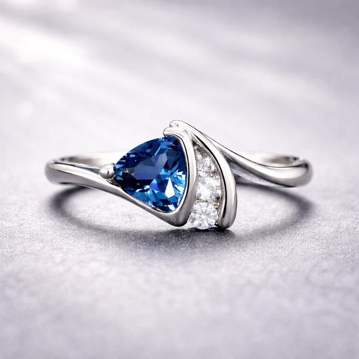 Retro stříbrný prsten trojúhelník modrý kámen