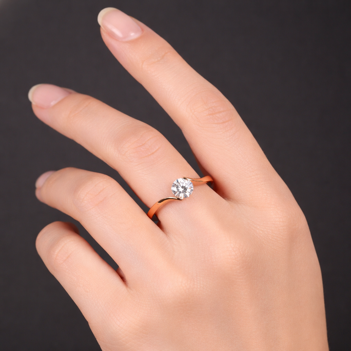 Retro prsten růžové zlato solitér diamanty