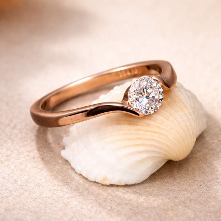 Retro prsten růžové zlato solitér diamanty