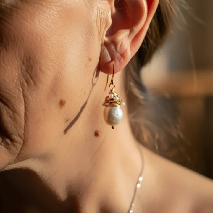 Retro oorbellen met parels en gouden draden