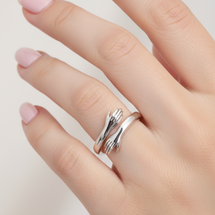 Nastavitelný stříbrný prsten objetí