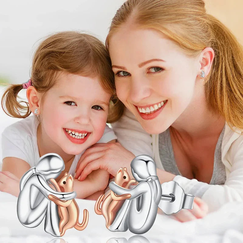 Dvoubarevné náušnice kočka objetí