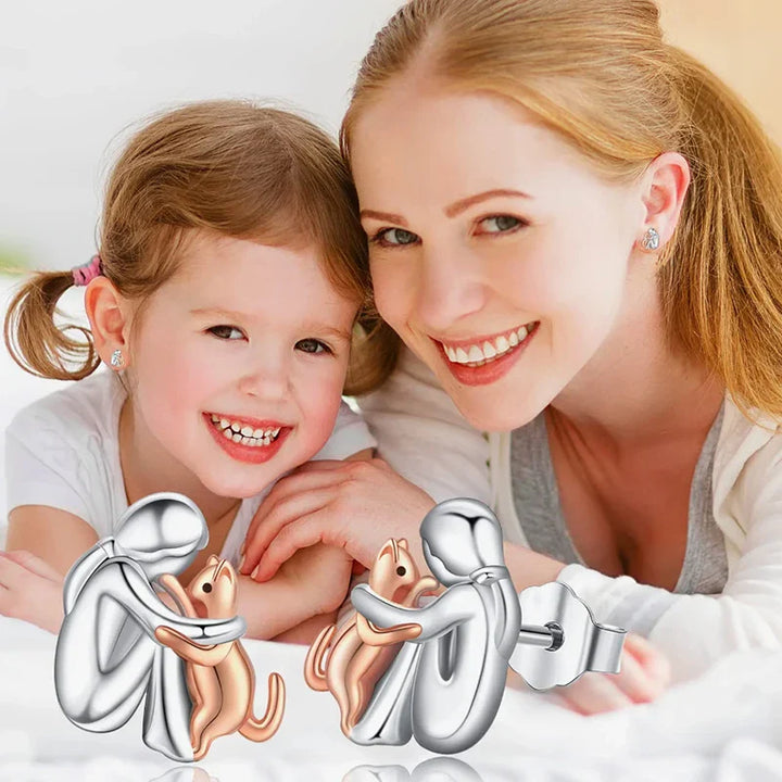 Dvoubarevné náušnice kočka objetí