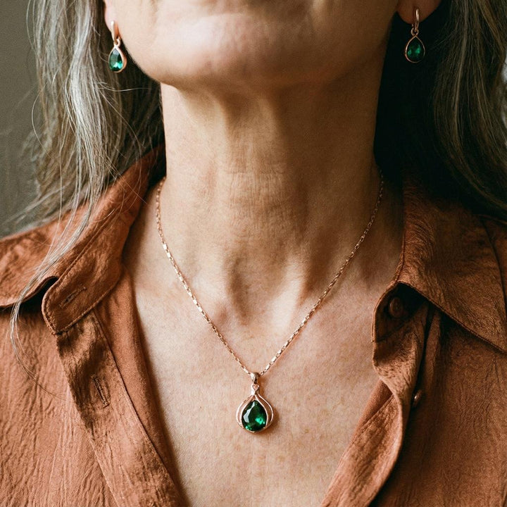 Sada zlatých šperků zelený krystal